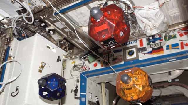 Investigadores realizan pruebas de los algoritmos de control para los satélites SPHERES de la NASA con un simulador basado en MATLAB